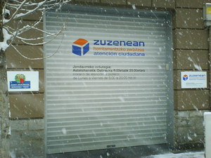 zuzenean araba bajo la nieve